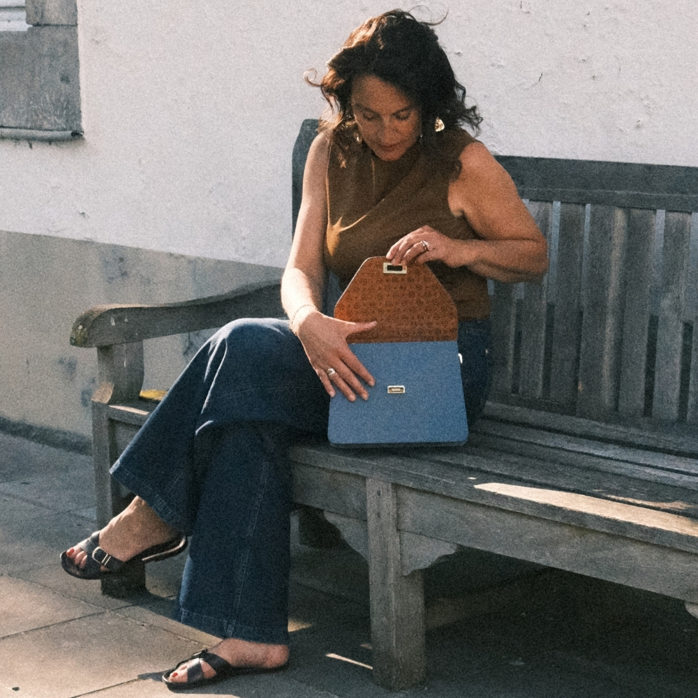 Model die Italiaans leren handtas in opendoet in de zeeblauwe kleur